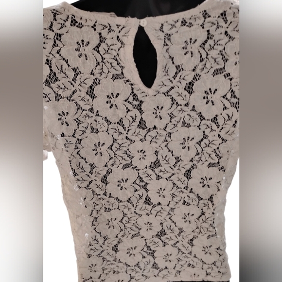 Cream Floral Lace Short Sleeve Blouse Back Keyhole Closure | Size 4 - Picture 4 of 8
